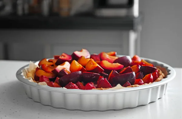 Torta deliciosa com ameixas na mesa — Fotografia de Stock