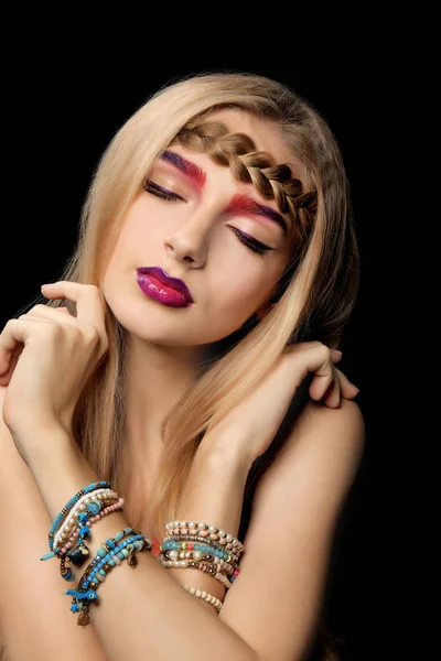 Ung kvinna med färgade ögonbryn på svart bakgrund — Stockfoto