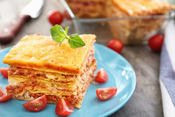 Plaat met smakelijke lasagne op tafel — Stockfoto