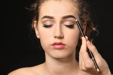 Kaş koyu arka plan düzeltme ameliyat geçiren genç kadın