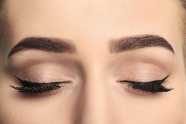 Düzeltme, closeup sonrasında güzel kaşları olan kadın