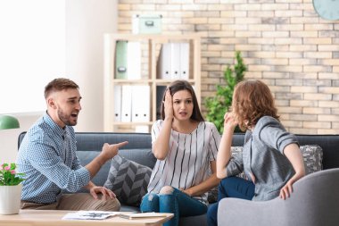 Evli çift Office ile çalışan psikolog