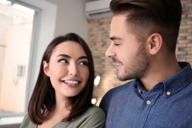 Güzel genç çift kapalı dans