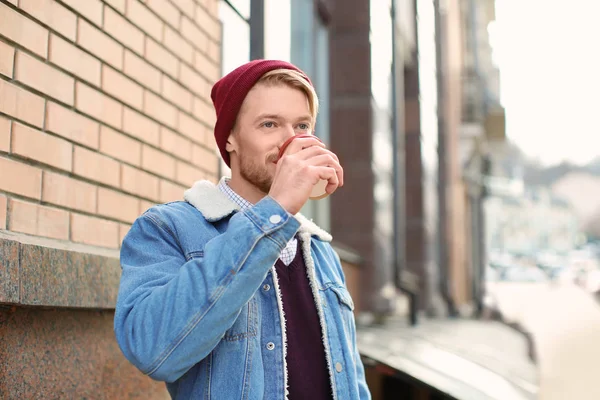 Retrato de hipster na moda bebendo café ao ar livre — Fotografia de Stock