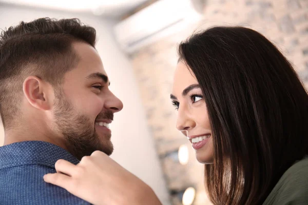 Belo jovem casal dançando dentro de casa — Fotografia de Stock