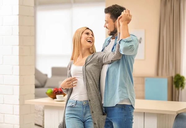 Pareja feliz bailando en casa — Foto de Stock