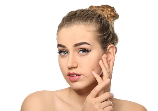 Jeune femme avec de beaux sourcils sur fond blanc — Photo