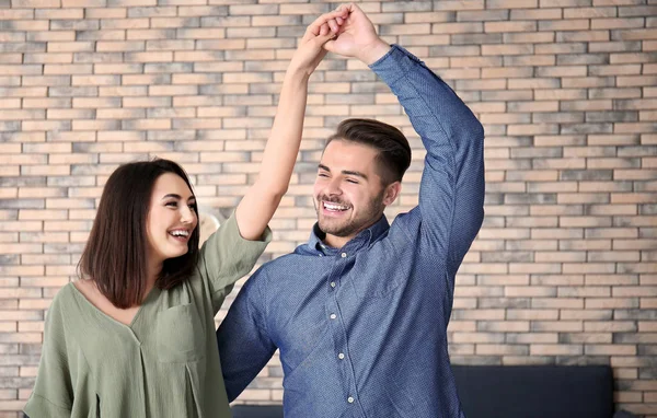 Mooie jong koppel dansen binnenshuis — Stockfoto