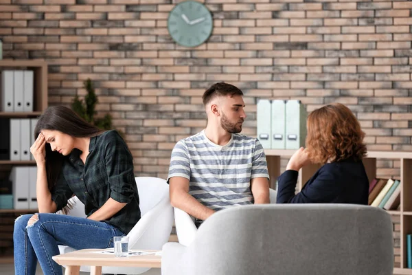 Psicólogo trabajando con pareja casada en oficina — Foto de Stock