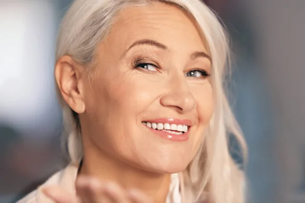 Portret van lachende volwassen vrouw, close-up — Stockfoto