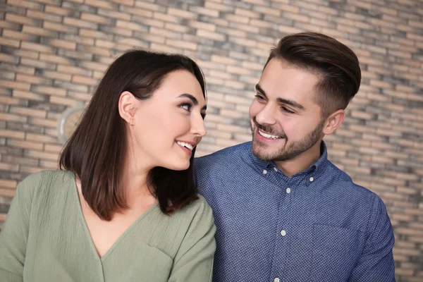 Hermosa pareja joven bailando en interiores —  Fotos de Stock