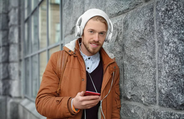 야외에서 음악을 듣고 하는 헤드폰으로 잘생긴 hipster의 초상화 — 스톡 사진
