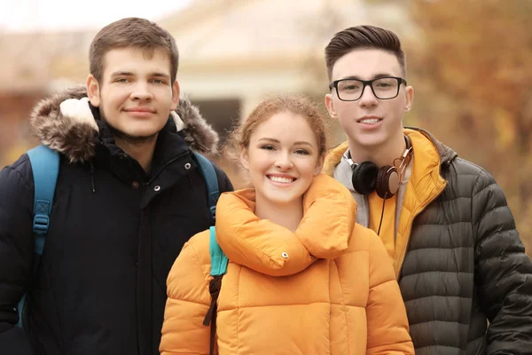 Groupe d'adolescents joyeux à l'extérieur — Photo