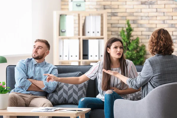 Psicólogo trabajando con pareja casada en oficina — Foto de Stock