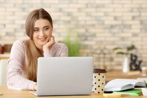 Adolescente com laptop estudando dentro de casa — Fotografia de Stock