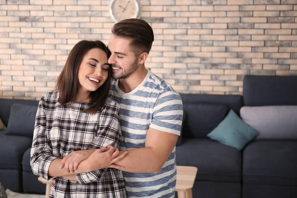 Hermosa pareja joven bailando en interiores — Foto de Stock