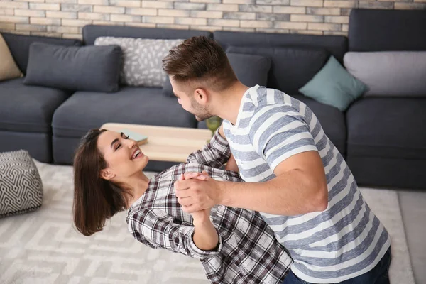 Hermosa pareja joven bailando en interiores — Foto de Stock