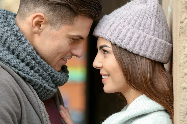 Schönes Paar in warmer Kleidung im Freien — Stockfoto