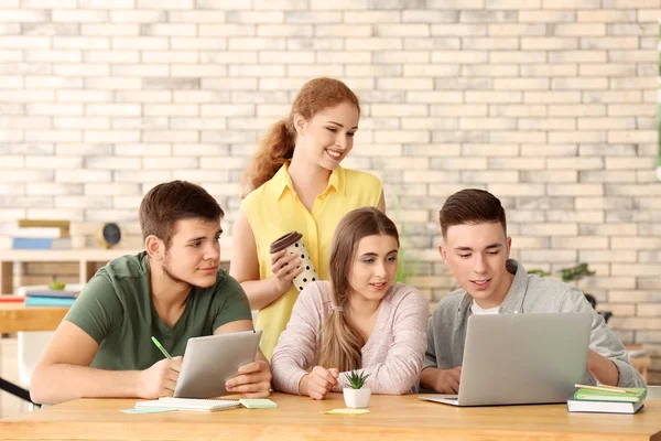 Grupo de adolescentes estudando dentro de casa — Fotografia de Stock