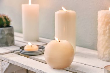 Ahşap raf birçok yanan mumlar