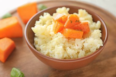 Tablo, closeup lezzetli kabak risotto ile kase