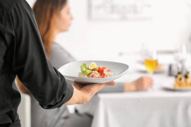 Törende, closeup plaka salata ile tutarak garson