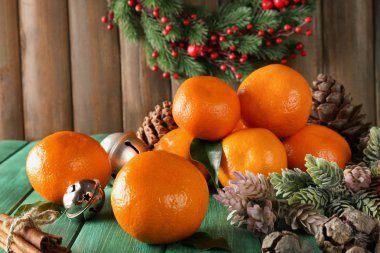 Masada olgun mandalina ile Noel kompozisyon