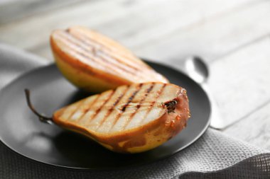 Plaka üzerinde lezzetli pişmiş armut