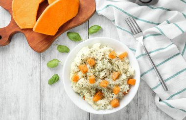 Ahşap masa üzerinde lezzetli kabak risotto ile çanak