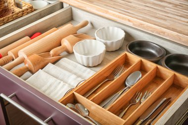 Çatal bıçak takımı ve mutfak eşyaları çekmecede kümesi