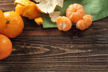 Ahşap masa üzerinde olgunlaşmış mandalina