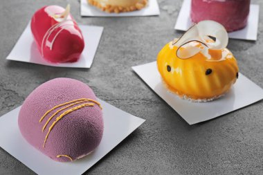 Grunge arka plan üzerinde çeşitli lezzetli kek