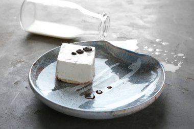 Lezzetli sufle pasta ve gri arka plan üzerinde süt kompozisyonu