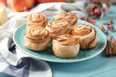 Puf böreği masada, closeup elma gül ile plaka