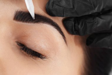 Kaş kalıcı makyaj güzellik salonları, closeup prosedürü geçiren genç kadın