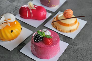 Grunge arka plan üzerinde çeşitli lezzetli kek