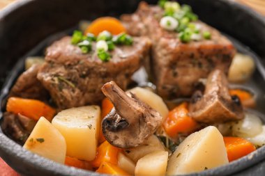 Haşlanmış et ve patates, closeup ile kızartma tavası