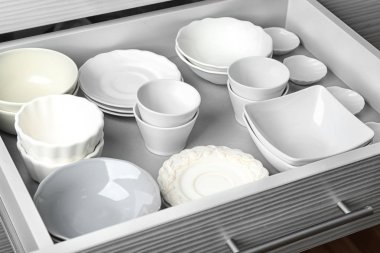 Mutfak çekmecesinde seramik dishware