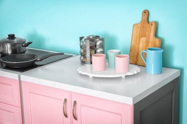 Bardaklar mutfakta masada