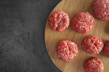 Pirzola forcemeat ahşap tahta üzerinde yapılan