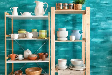 Renk duvar arka plan üzerinde yemekleri ile raf mutfak