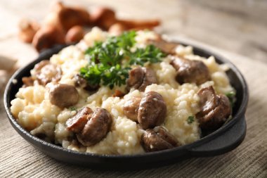 Risotto ve mantar masada, closeup ile yemek