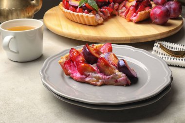 Lezzetli dilim pasta plaka üzerinde erik ile