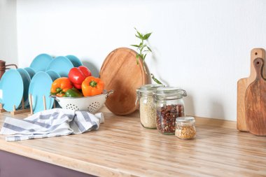 Tablo farklı mutfak eşyaları