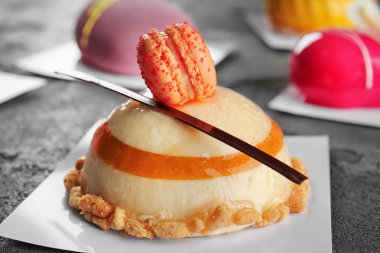 Grunge zemin üzerine lezzetli mousse kek