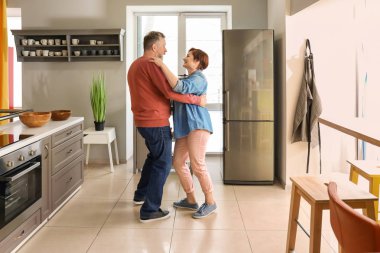 Mutfakta dans mutlu olgun çift