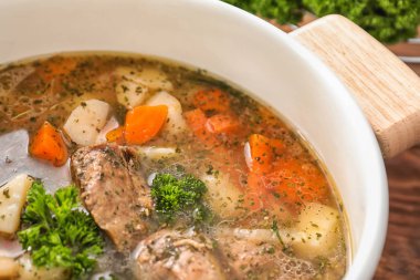 Haşlanmış et, closeup ile seramik tencere