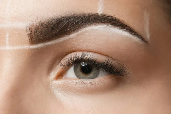 Ung Kvinna Innan Förfarandet Ögonbryn Permanent Makeup Närbild — Stockfoto