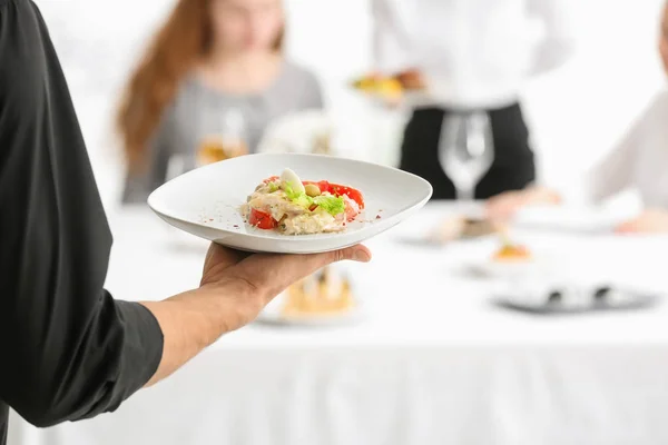 Placa Espera Del Camarero Con Ensalada Banquete Primer Plano — Foto de Stock