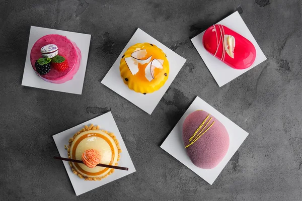 Grunge arka plan üzerinde çeşitli lezzetli kek